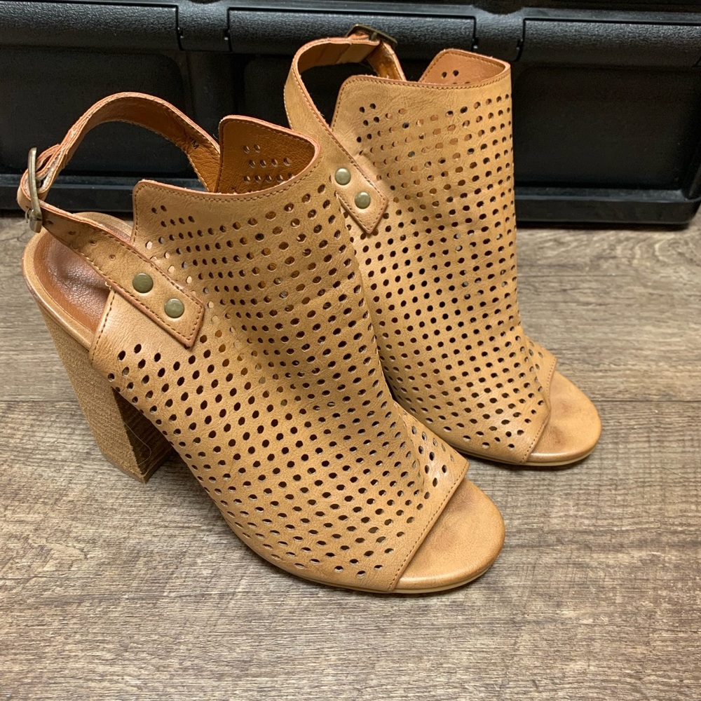 Altar’d State Rustic Tan Size 9 Heels